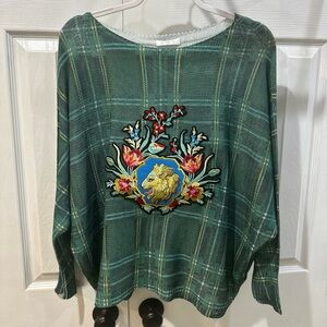 Plaid top with Floral Embroidered lion patch. Made in Italy. 35% viscose.